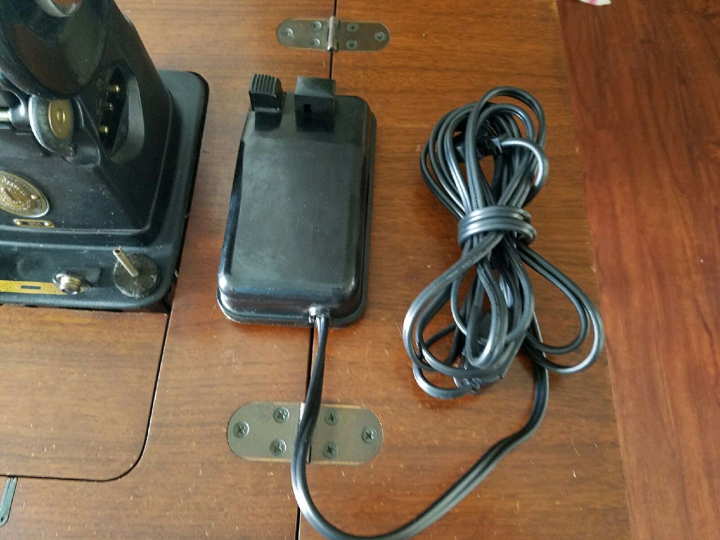 VINTAGE 1950's SINGER 301 BLACK SEWING MACHINE W , FOOT/KNEE