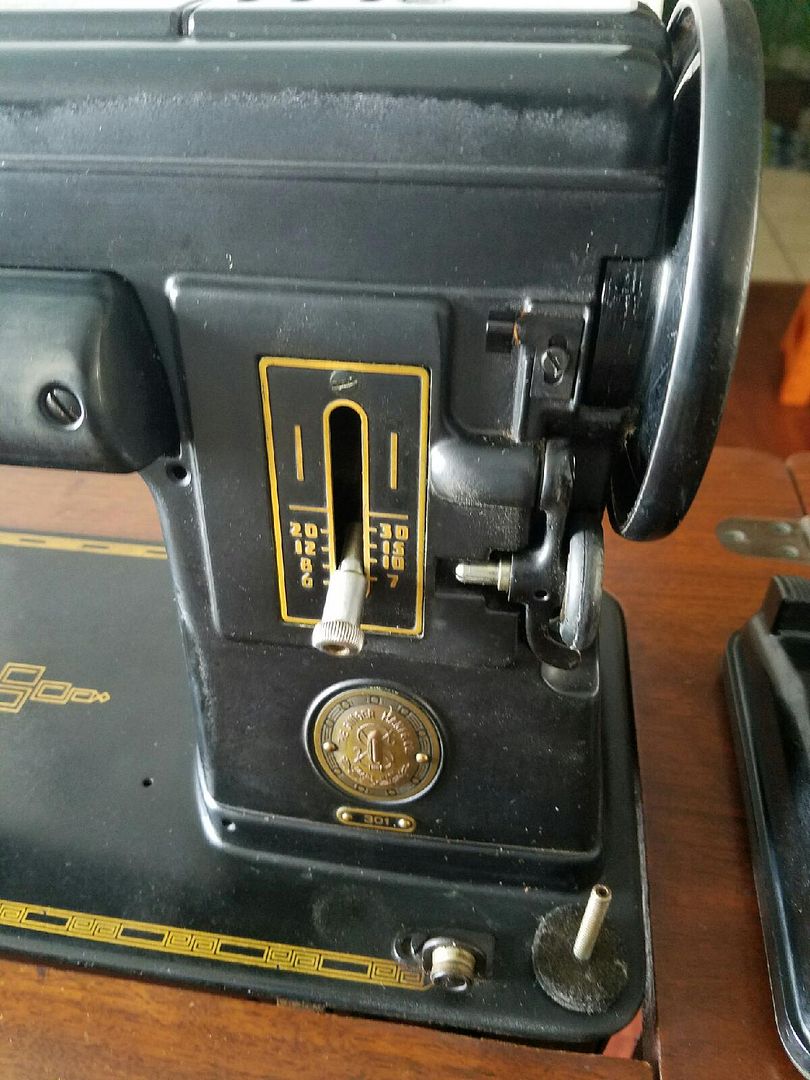 VINTAGE 1950's SINGER 301 BLACK SEWING MACHINE W , FOOT/KNEE