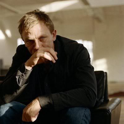 http://i448.photobucket.com/albums/qq204/LevisTravels/Daniel_Craig.jpg