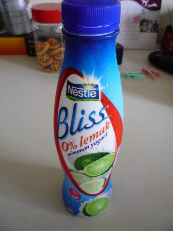 This is the Nestle Bliss 0% fat yogurt drink. Yes, this is 0% fat version.
