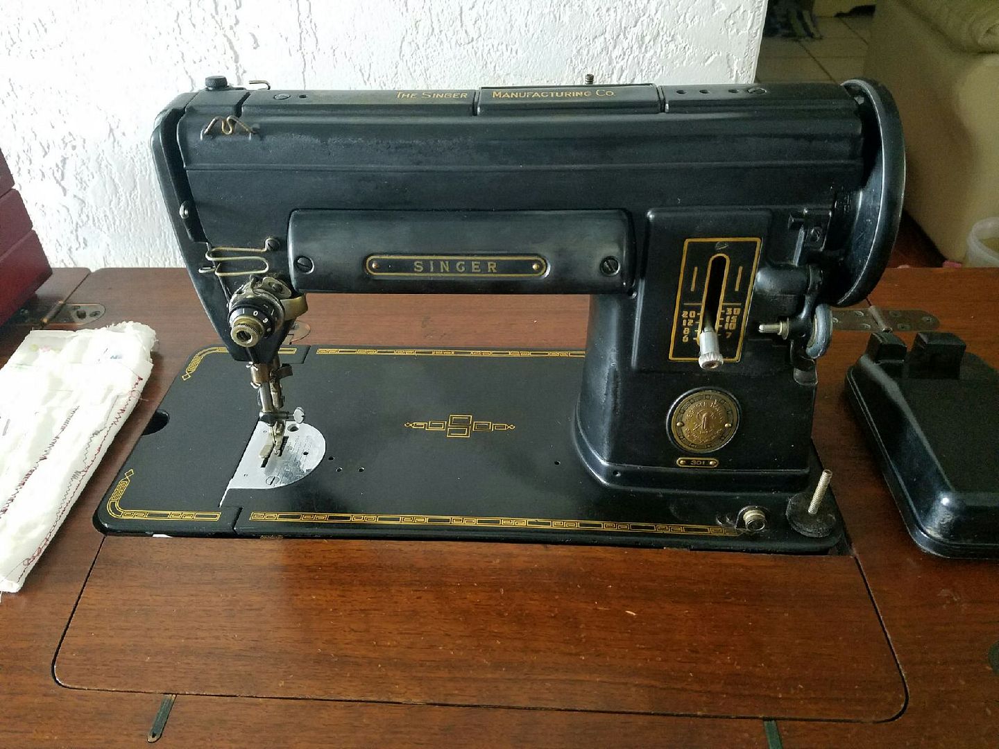 VINTAGE 1950's SINGER 301 BLACK SEWING MACHINE W CABINET , FOOT/KNEE ...